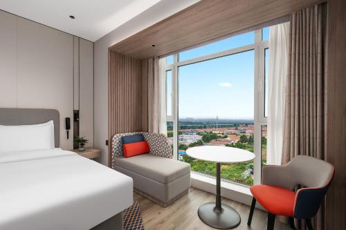 Imagen de la habitación del Hotel Holiday Inn Express Qingdao Hongdao Station, an IHG. Foto 17