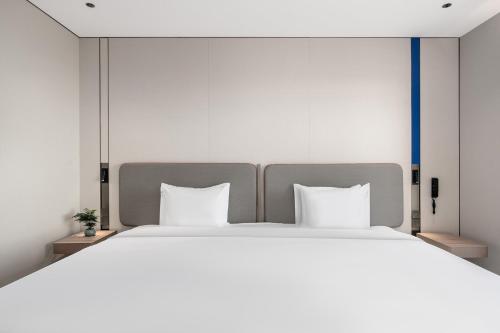 Imagen de la habitación del Hotel Holiday Inn Express Qingdao Hongdao Station, an IHG. Foto 18