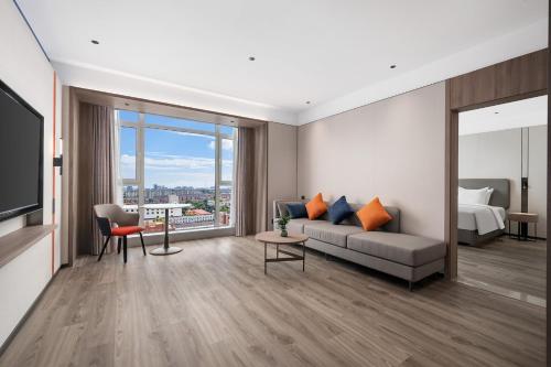 Imagen de la habitación del Hotel Holiday Inn Express Qingdao Hongdao Station, an IHG. Foto 19