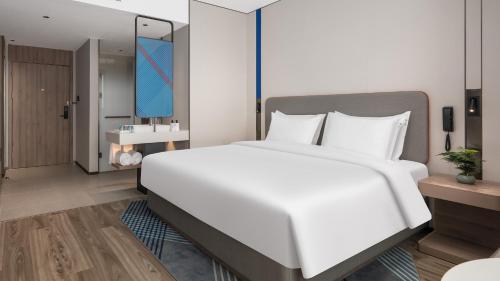 Imagen de la habitación del Hotel Holiday Inn Express Qingdao Hongdao Station, an IHG. Foto 20