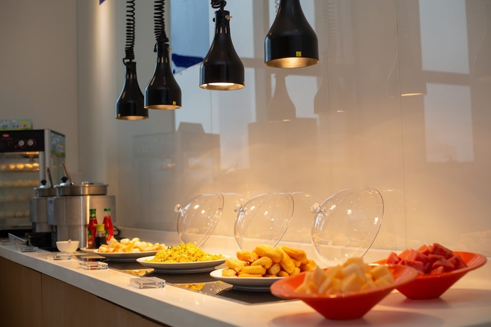 Imagen del bar/restaurante del Hotel Holiday Inn Express Qingdao West Coast, An Ihg. Foto 2