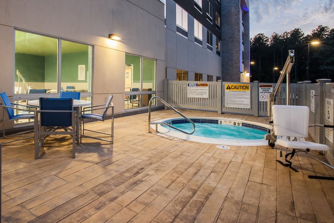 Imagen de la piscina del Hotel Holiday Inn Express Queensbury-lake George Area. Foto 19