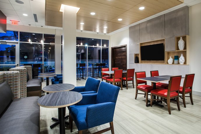 Imagen del bar/restaurante del Hotel Holiday Inn Express Queensbury-lake George Area. Foto 3