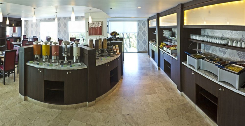 Imagen del bar/restaurante del Hotel Holiday Inn Express Queretaro. Foto 5