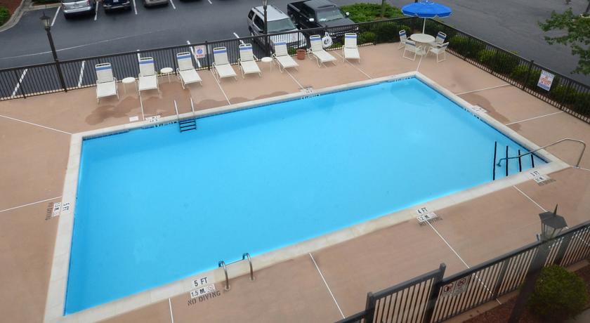 Imagen de la piscina del Hotel Holiday Inn Express Raleigh Durham Airport, An Ihg. Foto 8