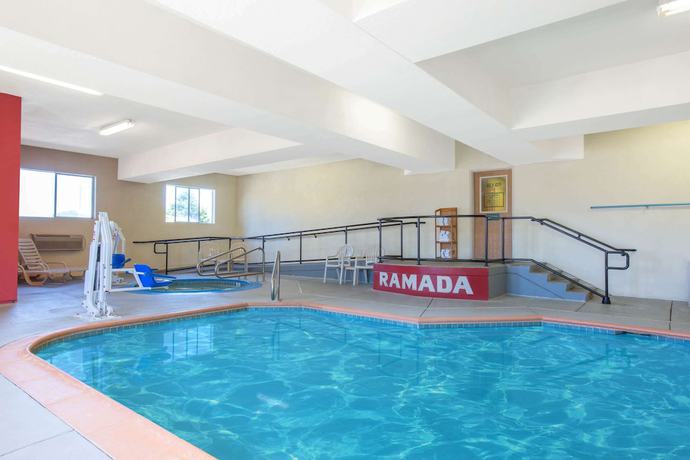 Imagen de la piscina del Hotel Holiday Inn Express Redding North, An Ihg. Foto 19