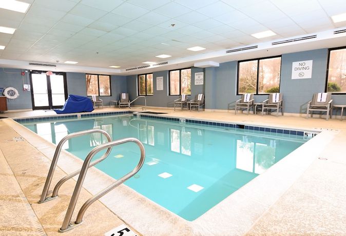 Imagen de la piscina del Hotel Holiday Inn Express Richmond Airport. Foto 20