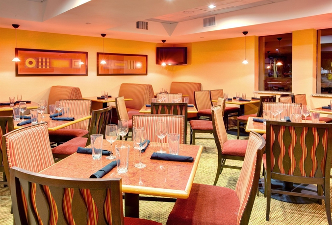 Imagen del bar/restaurante del Hotel Holiday Inn Express San Diego - La Mesa, An Ihg. Foto 4