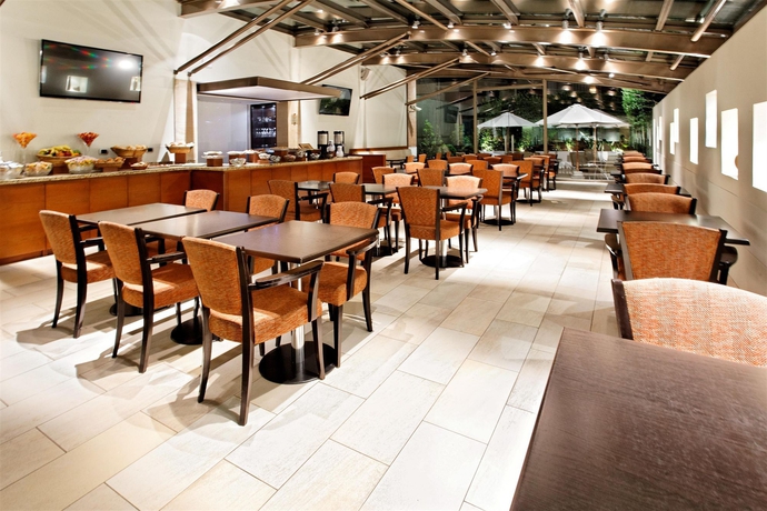 Imagen del bar/restaurante del Hotel Holiday Inn Express Santiago Las Condes. Foto 3