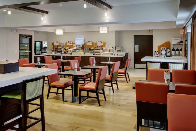 Imagen del bar/restaurante del Hotel Holiday Inn Express Simi Valley, An Ihg. Foto 2