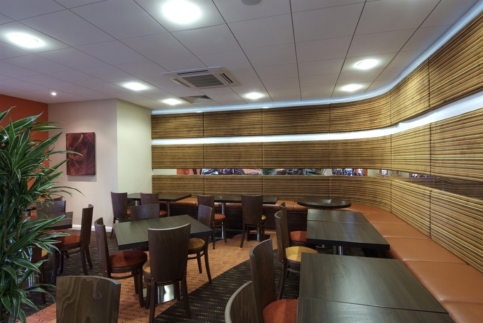 Imagen del bar/restaurante del Hotel Holiday Inn Express Slough, An Ihg. Foto 4