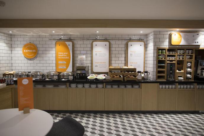 Imagen del bar/restaurante del Hotel Holiday Inn Express St. Albans - M25, Jct.22, An Ihg. Foto 3