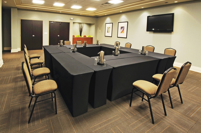 Imagen de los interiores del Hotel Holiday Inn Express Suites Vaughan Southwest. Foto 12