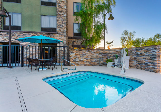 Imagen de la piscina del Hotel Holiday Inn Express Surprise. Foto 16