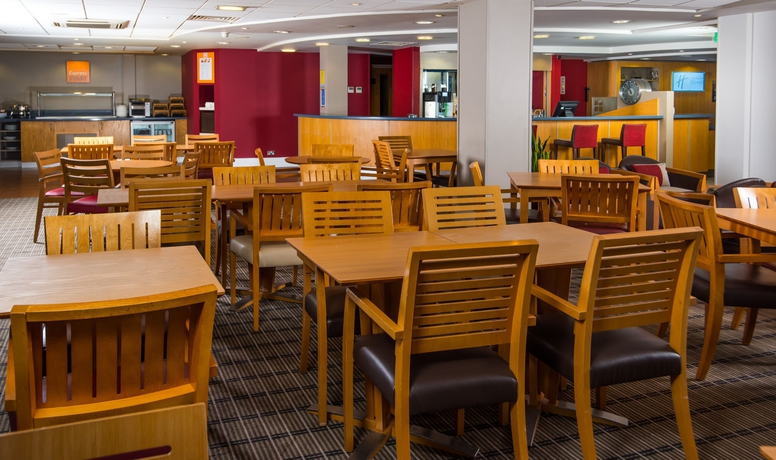 Imagen del bar/restaurante del Hotel Holiday Inn Express Swansea - East, An Ihg. Foto 3
