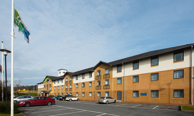 Imagen de los exteriores del Hotel Holiday Inn Express Swansea - East, An Ihg. Foto 13