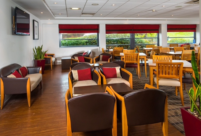 Imagen del bar/restaurante del Hotel Holiday Inn Express Swansea - East, An Ihg. Foto 4