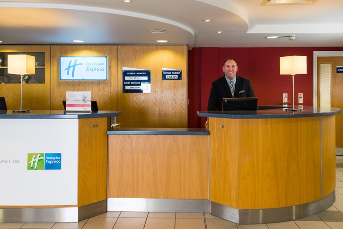 Imagen de los interiores del Hotel Holiday Inn Express Swansea - East, An Ihg. Foto 16