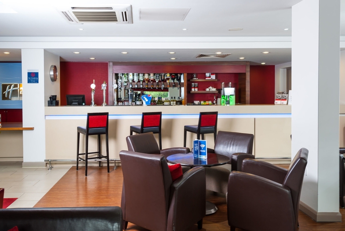 Imagen del bar/restaurante del Hotel Holiday Inn Express Swindon - Oeste M4, Jct. 16. Foto 1