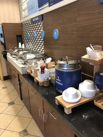 Imagen del bar/restaurante del Hotel Holiday Inn Express Syracuse Airport, An Ihg. Foto 2