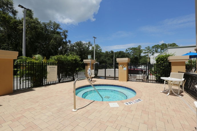 Imagen de los exteriores del Hotel Holiday Inn Express Tampa N I-75 - University Area. Foto 6