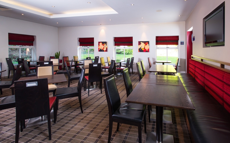 Imagen del bar/restaurante del Hotel Holiday Inn Express Taunton East, an IHG Hotel. Foto 2