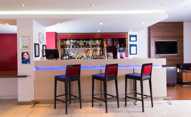 Imagen del bar/restaurante del Hotel Holiday Inn Express Taunton East, an IHG Hotel. Foto 4