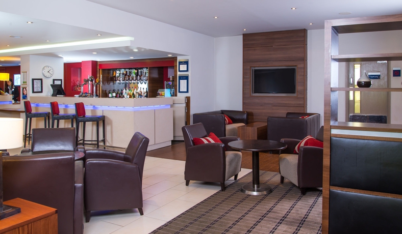 Imagen del bar/restaurante del Hotel Holiday Inn Express Taunton East, an IHG Hotel. Foto 5