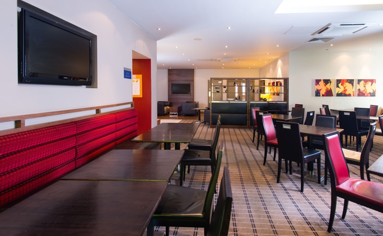 Imagen del bar/restaurante del Hotel Holiday Inn Express Taunton East, an IHG Hotel. Foto 6