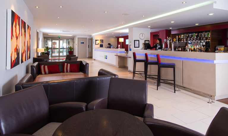 Imagen del bar/restaurante del Hotel Holiday Inn Express Taunton East, an IHG Hotel. Foto 7