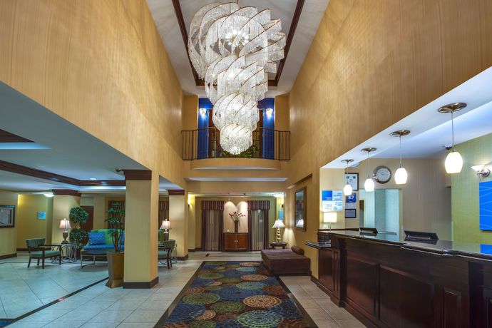 Imagen de los interiores del Hotel Holiday Inn Express Tower Center, An Ihg. Foto 17