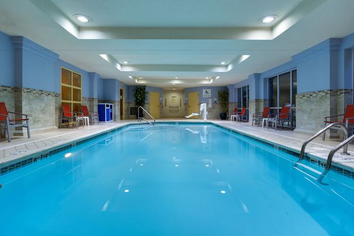 Imagen de la piscina del Hotel Holiday Inn Express Tower Center, An Ihg. Foto 20