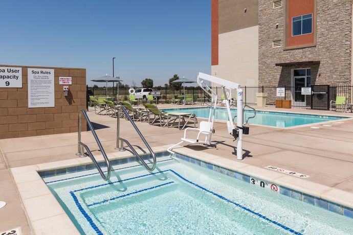Imagen de la piscina del Hotel Holiday Inn Express Visalia Sequoia Gateway Area, An Ihg. Foto 17
