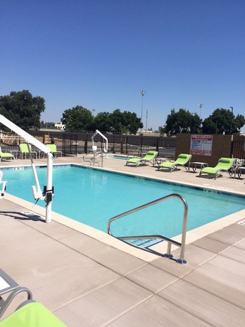 Imagen de la piscina del Hotel Holiday Inn Express Visalia Sequoia Gateway Area, An Ihg. Foto 18
