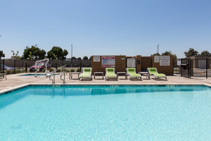 Imagen de la piscina del Hotel Holiday Inn Express Visalia Sequoia Gateway Area, An Ihg. Foto 19
