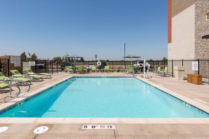 Imagen de la piscina del Hotel Holiday Inn Express Visalia Sequoia Gateway Area, An Ihg. Foto 20