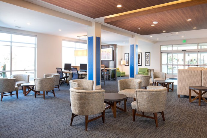 Imagen de los interiores del Hotel Holiday Inn Express Visalia Sequoia Gateway Area, An Ihg. Foto 15