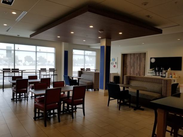 Imagen del bar/restaurante del Hotel Holiday Inn Express Visalia Sequoia Gateway Area, An Ihg. Foto 5