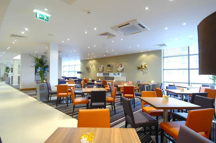Imagen del bar/restaurante del Hotel Holiday Inn Express Walsall M6j10, An Ihg. Foto 6