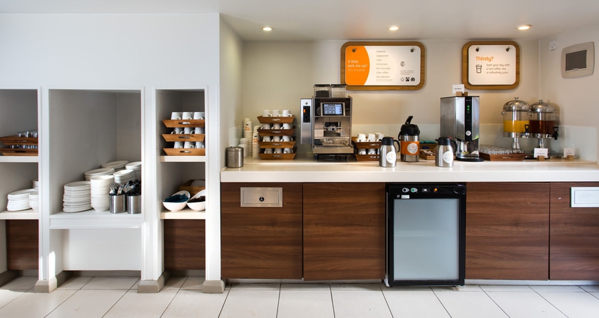 Imagen del bar/restaurante del Hotel Holiday Inn Express Warwick - Stratford-upon-avon, An Ihg. Foto 4