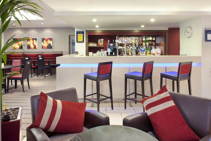 Imagen del bar/restaurante del Hotel Holiday Inn Express Warwick - Stratford-upon-avon, An Ihg. Foto 5