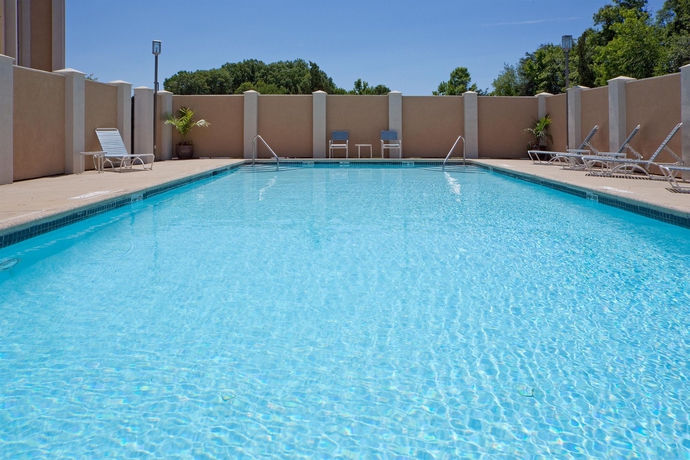 Imagen de la piscina del Hotel Holiday Inn Express Washington Dc East - Andrews Afb, An Ihg. Foto 16