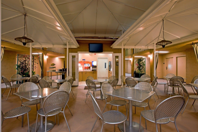 Imagen del bar/restaurante del Hotel Holiday Inn Express West Los Angeles. Foto 5