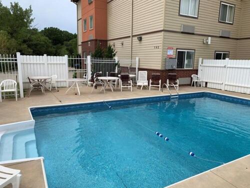 Imagen de la piscina del Hotel Holiday Inn Express Wichita North - Park City. Foto 7