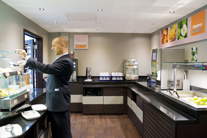 Imagen del bar/restaurante del Hotel Holiday Inn Express Windsor, An Ihg. Foto 7