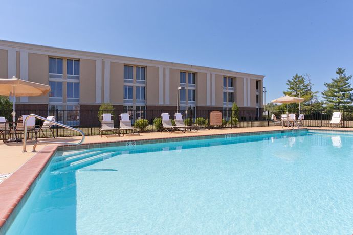 Imagen de la piscina del Hotel Holiday Inn Express Woodstock-shenandoah Valley, An Ihg. Foto 20