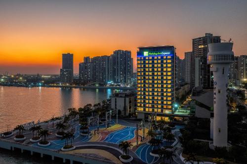 Imagen general del Hotel Holiday Inn Express Zhanjiang Coast, an IHG. Foto 2