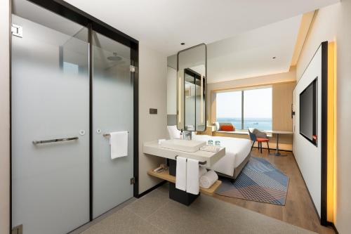 Imagen de la habitación del Hotel Holiday Inn Express Zhanjiang Coast, an IHG. Foto 19