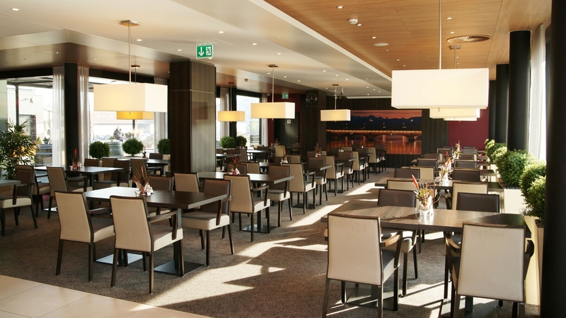 Imagen del bar/restaurante del Hotel Holiday Inn Express Zurich Airport. Foto 7