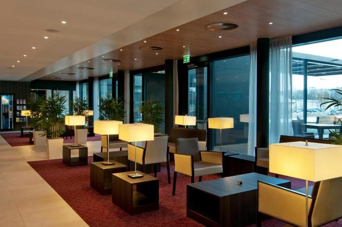 Imagen de los interiores del Hotel Holiday Inn Express Zurich Airport by IHG. Foto 8